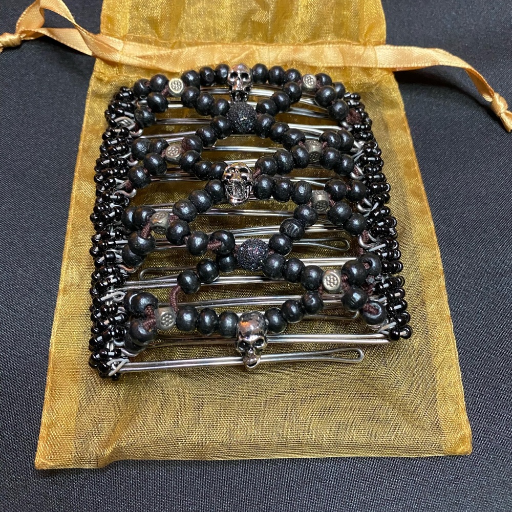 LIKE NEW Black & Silver Skull Kudu (Hair) Klip